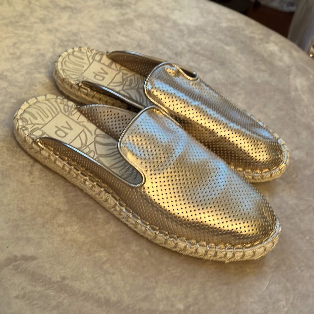 DV *Dolce Vita* SZ 9.5 Perforated Glam Neutral Gold Metallic Jute Slides